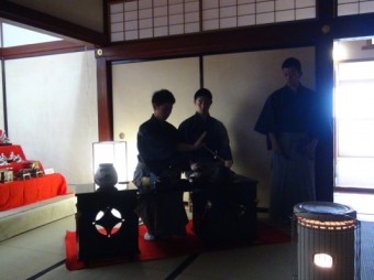 本当は、陰影礼賛のような、このような灯りのもとでののお茶席でした。Photo: Michiko Chida